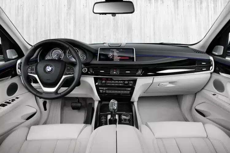 bmw x5 visureigis interjeras