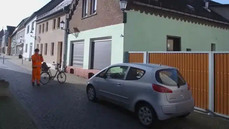 dviratininkas pranesa apie blogai pastatytus automobilius