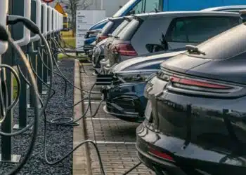 ikraunami elektromobiliai ikrovimo stoteleje
