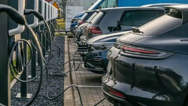ikraunami elektromobiliai ikrovimo stoteleje