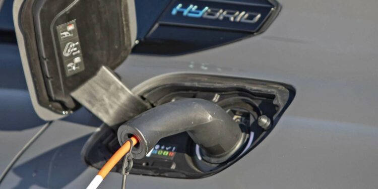 plug-in hibridinis automobilis plug in hibridiniai automobiliai