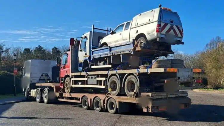 sunkvezimis veza viena ant kitos net tris transporto priemones