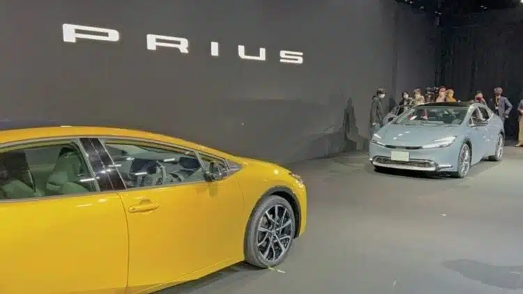 toyota prius automobiliai