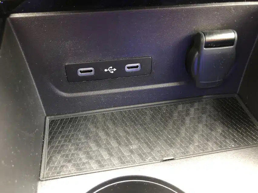 usb c lizdas automobilyje