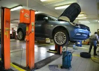 variklio alyva keitimas autoservisas automobilis