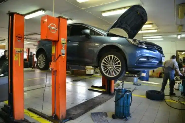 variklio alyva keitimas autoservisas automobilis