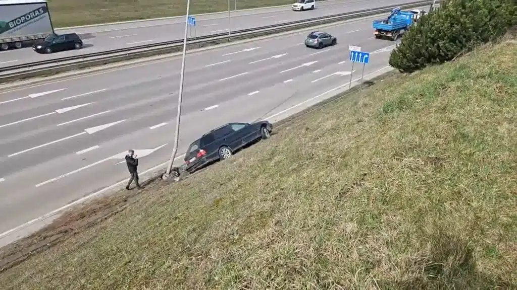 Avarija Vilniaus vakariniame aplinkkelyje: po 2 automobilių susidūrimo BMW užlėkė ant šlaito ir atsitrenkė į stulpą
