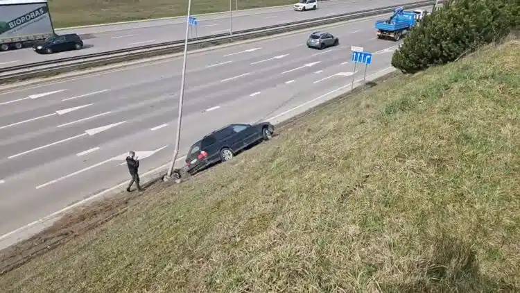 Avarija Vilniaus vakariniame aplinkkelyje: po 2 automobilių susidūrimo BMW užlėkė ant šlaito ir atsitrenkė į stulpą