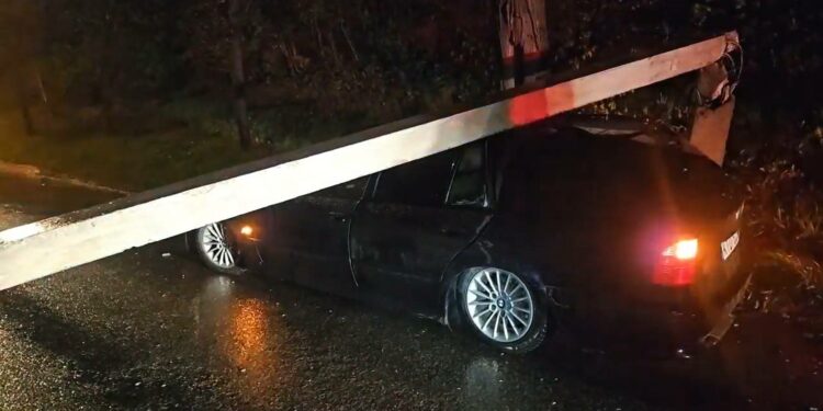 Avarija Vilniuje jaunas BMW vairuotojas paguldė du stulpus, vienas iš jų užkrito ant automobilio