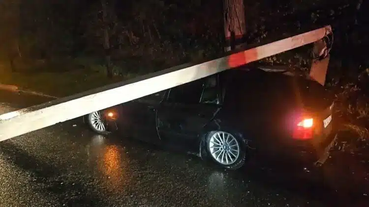 Avarija Vilniuje jaunas BMW vairuotojas paguldė du stulpus, vienas iš jų užkrito ant automobilio