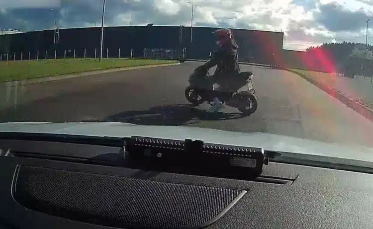 Įtemptos motorolerio gaudynės