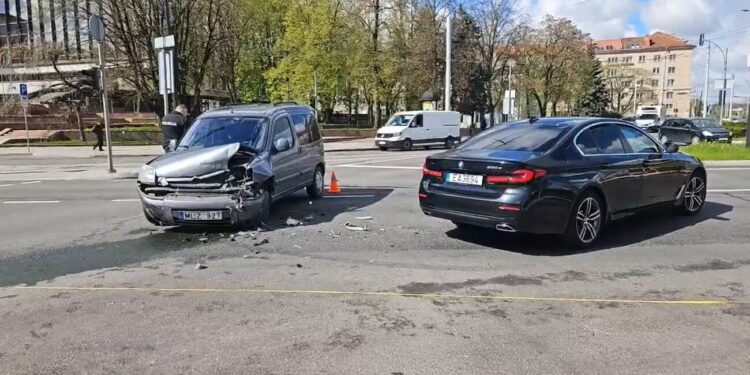 Vilniuje į Andoros delegacijos kortedžio BMW automobilį atsitrenkė Citroen vairuotojas