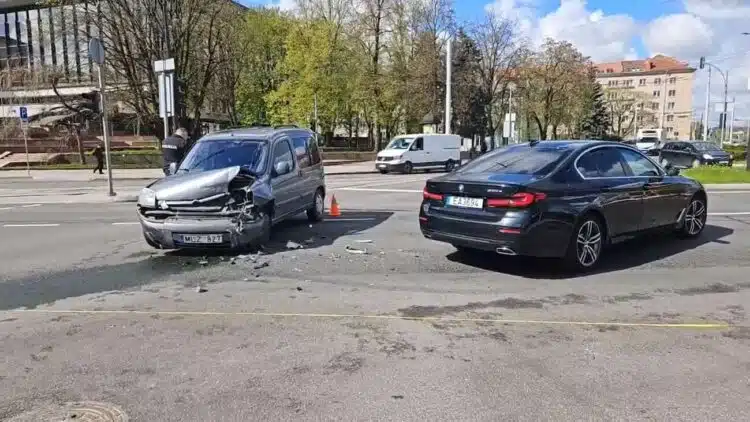 Vilniuje į Andoros delegacijos kortedžio BMW automobilį atsitrenkė Citroen vairuotojas