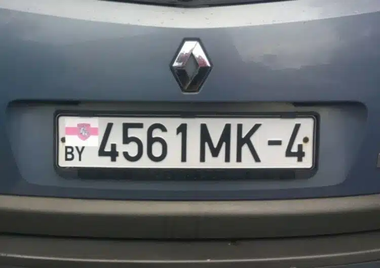 automobilio baltarusiskas valstybinis numeris uzklijuota veliava