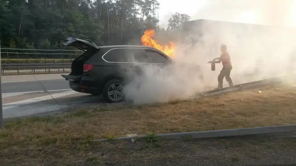 automobilio gaisras automobilio gesinimas gesintuvu