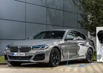 bmw 545e ikraunamas hibridinis automobilis