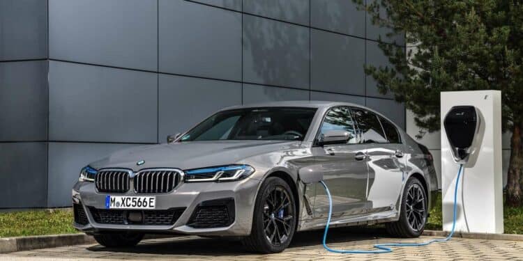 bmw 545e ikraunamas hibridinis automobilis