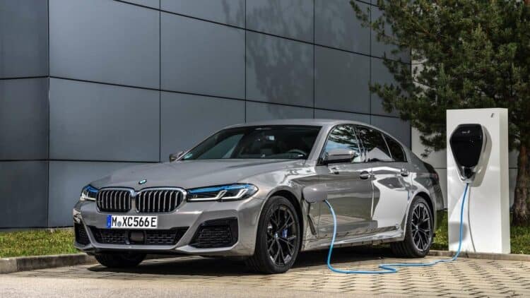 bmw 545e ikraunamas hibridinis automobilis