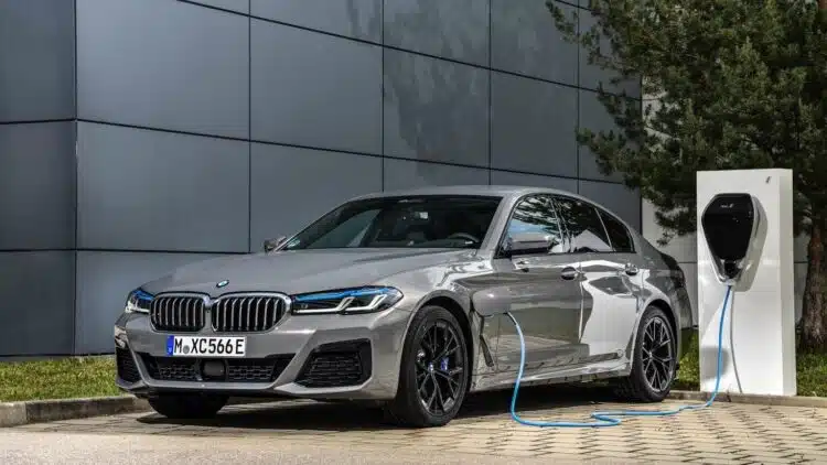bmw 545e ikraunamas hibridinis automobilis