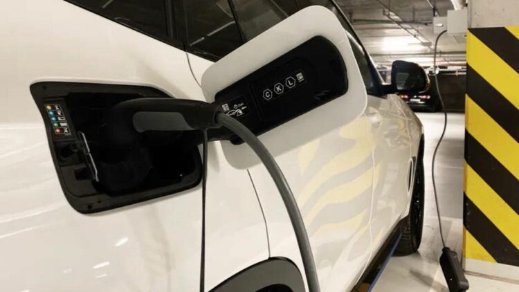 elektromobilio ikrovimas laidas ikrovimo stotele
