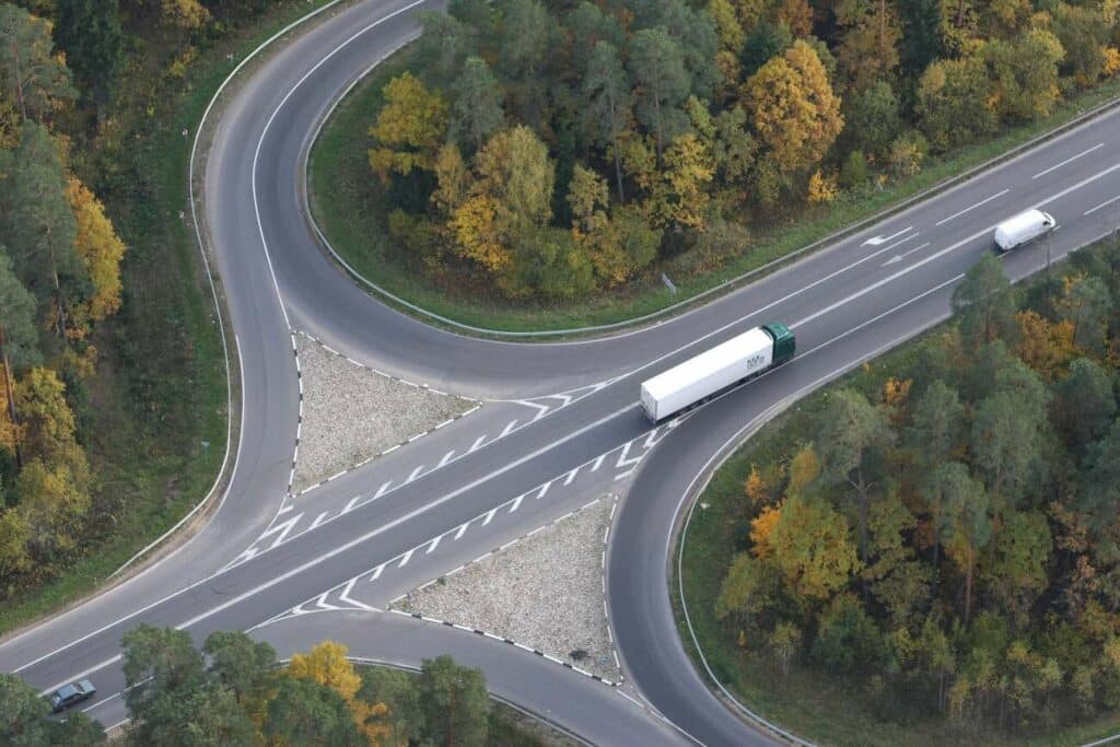 kelias vilkikas automobiliai miskas