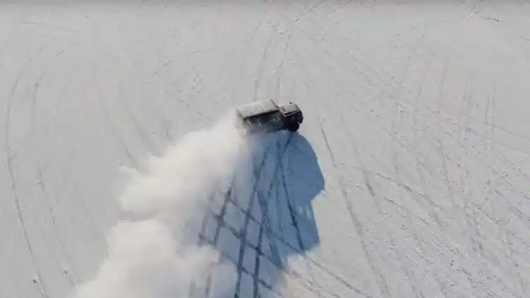 mercedes gelandewagen driftina ant uzsalusio ezero