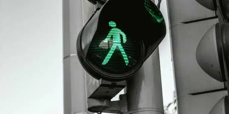 sviesoforas zalia sviesoforo spalva leidziamas sviesoforo signalas