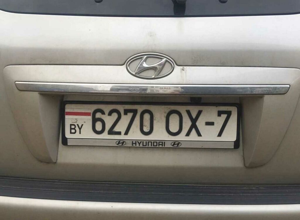 uzklijuota baltarusijos veliava ant automobilio valstybinio numerio