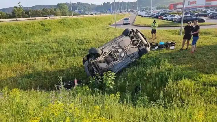 Avarija Vilniuje Gariūnų gatvėje nesuvaldytas BMW nulėkė nuo kelio ir apvirto ant stogo