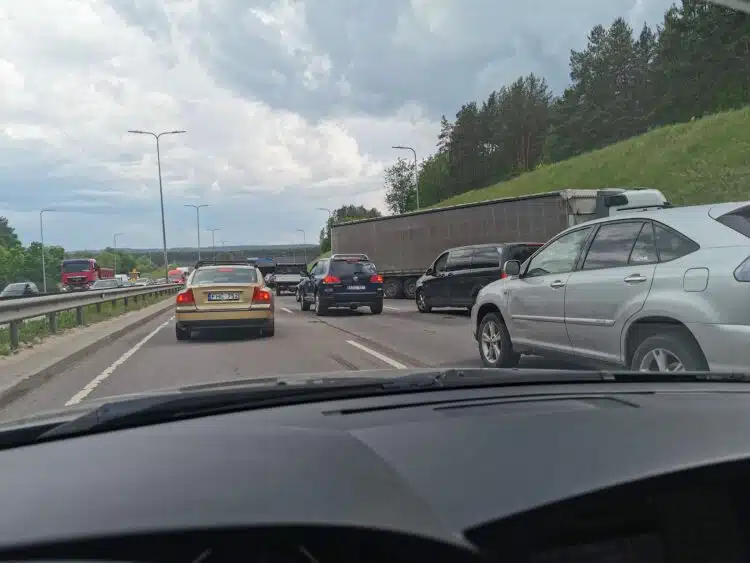 Avarija Vilniuje Vakariniame aplinkkelyje vilkikas pramlaužė kelio atitvarus ir užblokavo eismą išlėkęs į priešpriešą