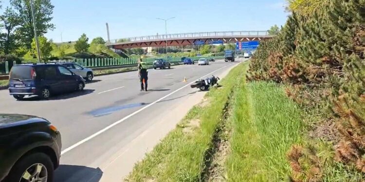 Avarija Vilniuje apie 100 metrų čiuožęs motociklininkas atsitrenkė į du automobilius