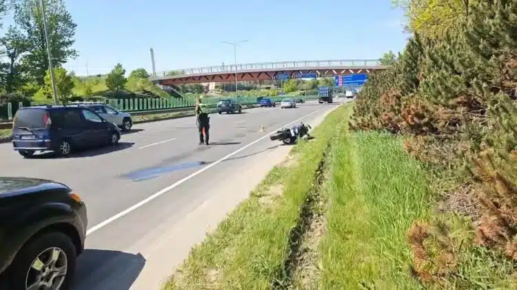 Avarija Vilniuje apie 100 metrų čiuožęs motociklininkas atsitrenkė į du automobilius