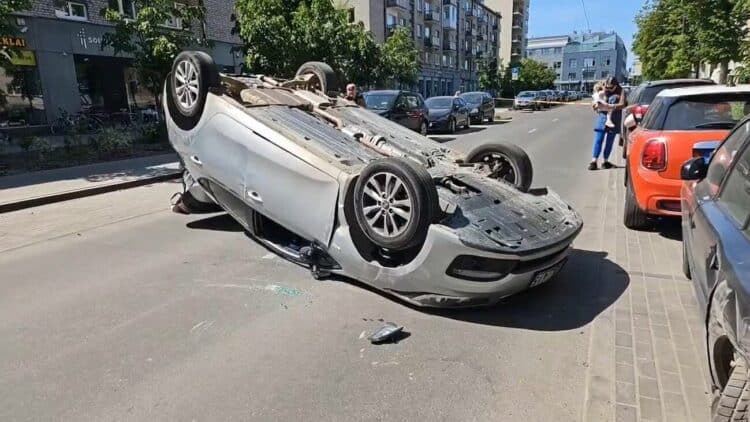 Avarija Vilniuje girto vairuotojo KIA apvirto ant stogo priešais policijos komisariatą