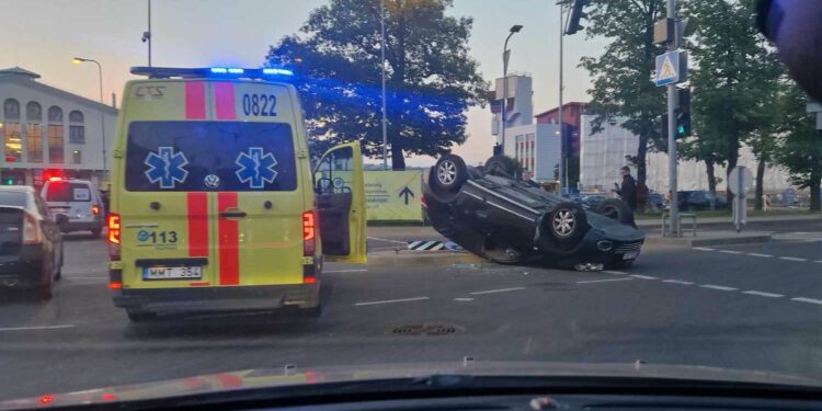 Avarija Vilniuje į lėktuvą skubėjusios vairuotojos automobilis apvirto ant stogo