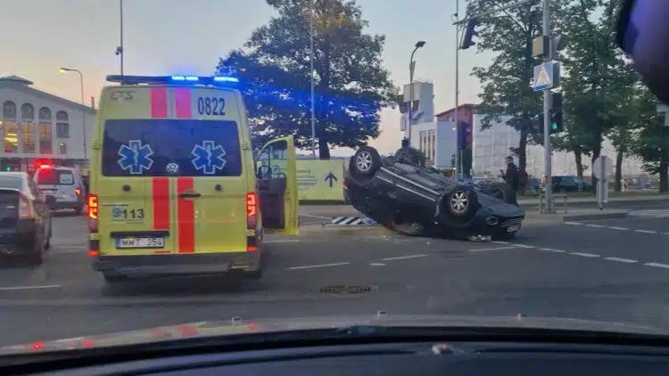 Avarija Vilniuje į lėktuvą skubėjusios vairuotojos automobilis apvirto ant stogo