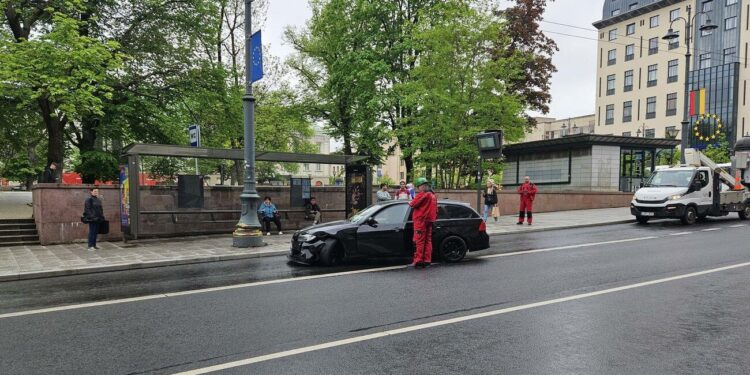Avarija Vilniuje niekuo dėtus žmones ir stotelę nuo BMW apsaugojo stulpas bmw avarija vilniaus gatveje