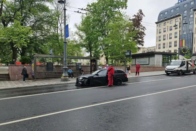 Avarija Vilniuje niekuo dėtus žmones ir stotelę nuo BMW apsaugojo stulpas bmw avarija vilniaus gatveje