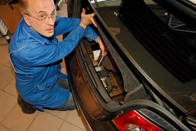 Avarinis elektra valdomo stogo uždarymas