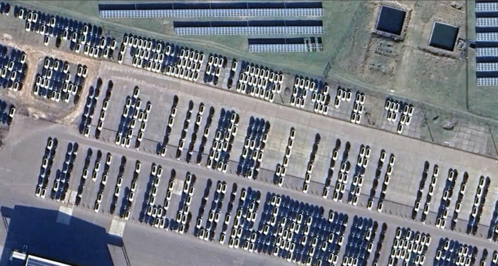 Neuhardenbergo oro uoste stovintys Tesla elektromobiliai 2