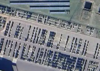 Slaptas „Tesla“ sandėlis. Tūkstančiai neparduotų elektromobilių matomi net iš kosmoso