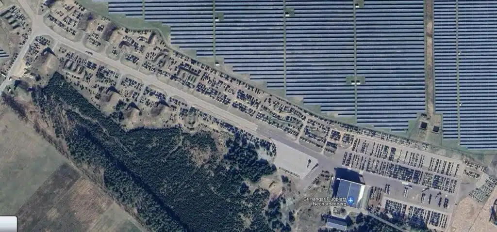 Neuhardenbergo oro uoste stovintys Tesla elektromobiliai 3