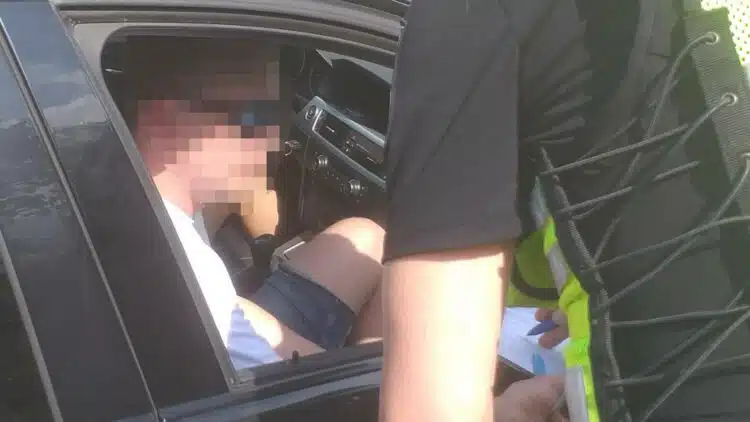 Pasilinksminti norėjęs BMW keleivis atsidaręs langą necenzūriniais žodžiai išvadino pareigūnus. Patikrinus - pripūtė virš 3 promilių