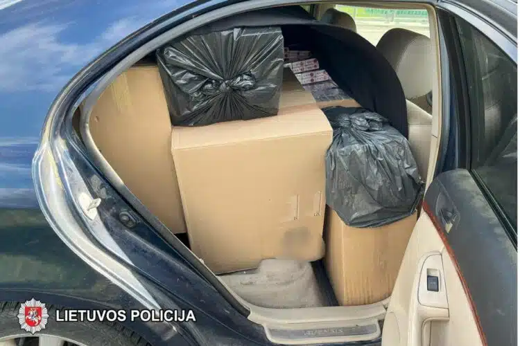 Vilnietis automobilyje gabeno kontrabandines cigaretes, kurių vertė viršija 45 tūkst. eurų
