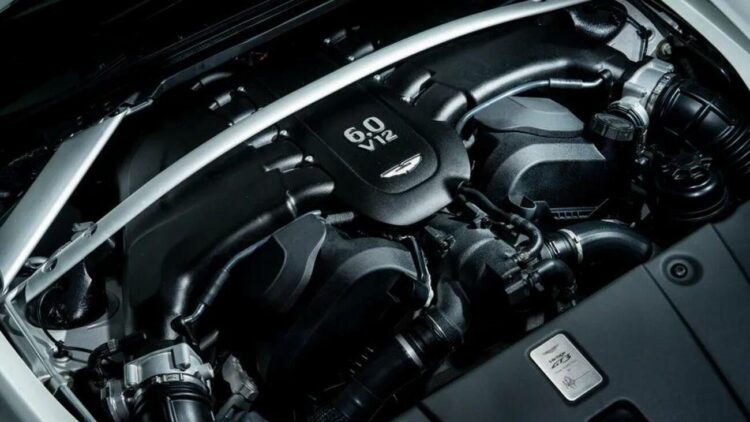 aston martin v12 vidaus degimo variklis