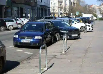 automobiliai priparkuoti gatveje ant saules