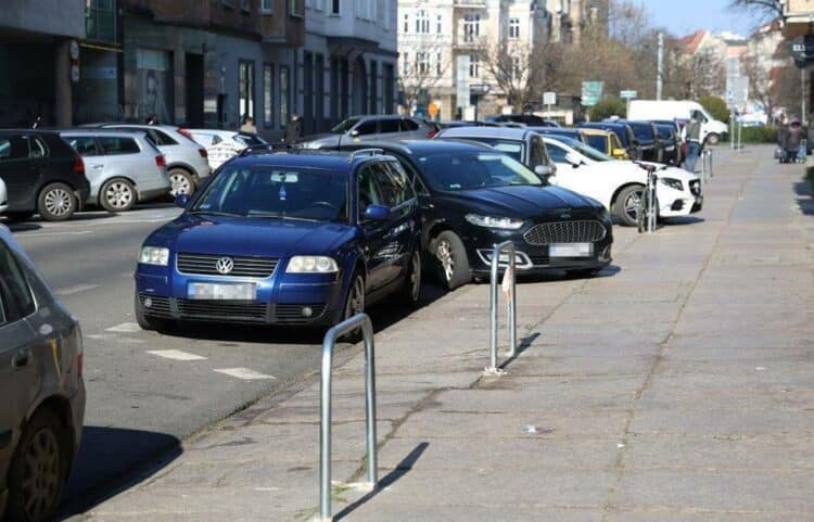 automobiliai priparkuoti gatveje ant saules