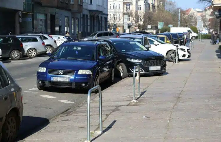 automobiliai priparkuoti gatveje ant saules
