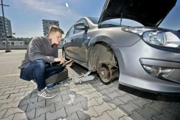 automobilio daliu keitimas automobilis pakeltas ant domkrato