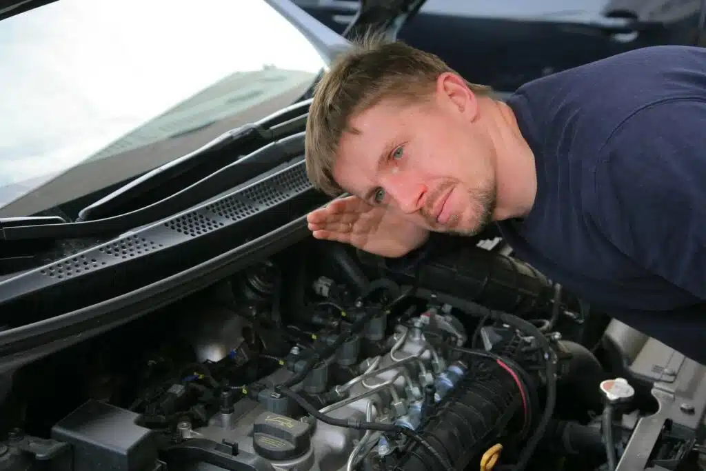 automobilio gedimas garsai is po variklio dangcio kvapai ir garsai nurodantis automobilio gedima