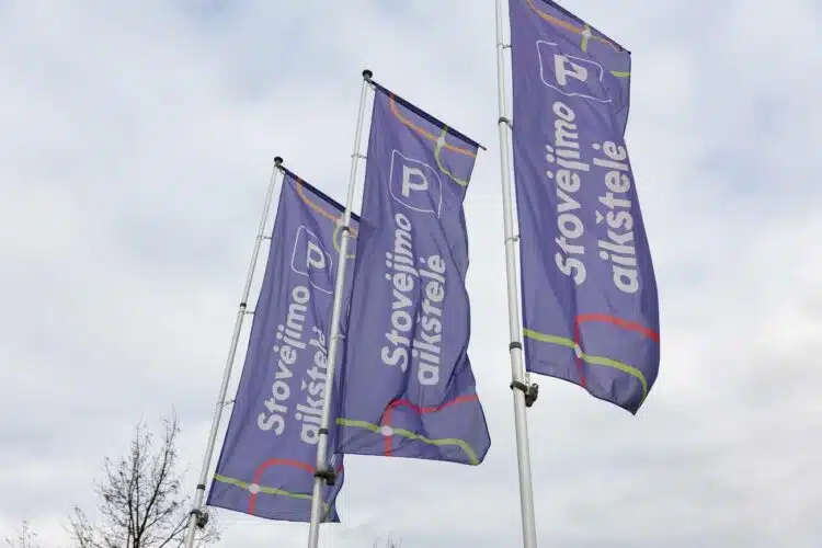 automobiliu stovejimo aikstele